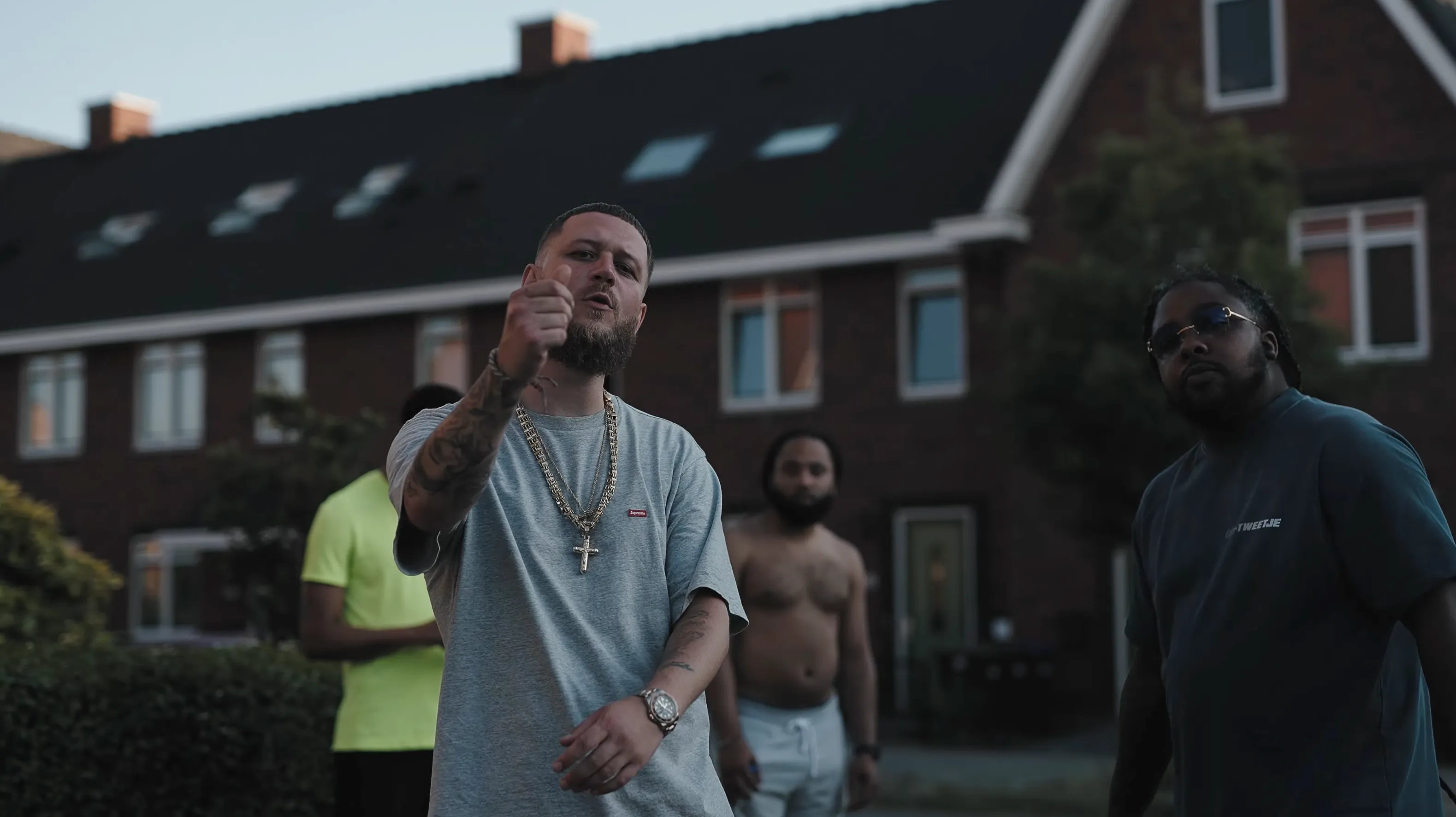 Rz en Cor bezegelen hun broederschap in 'Hart van Goud' video