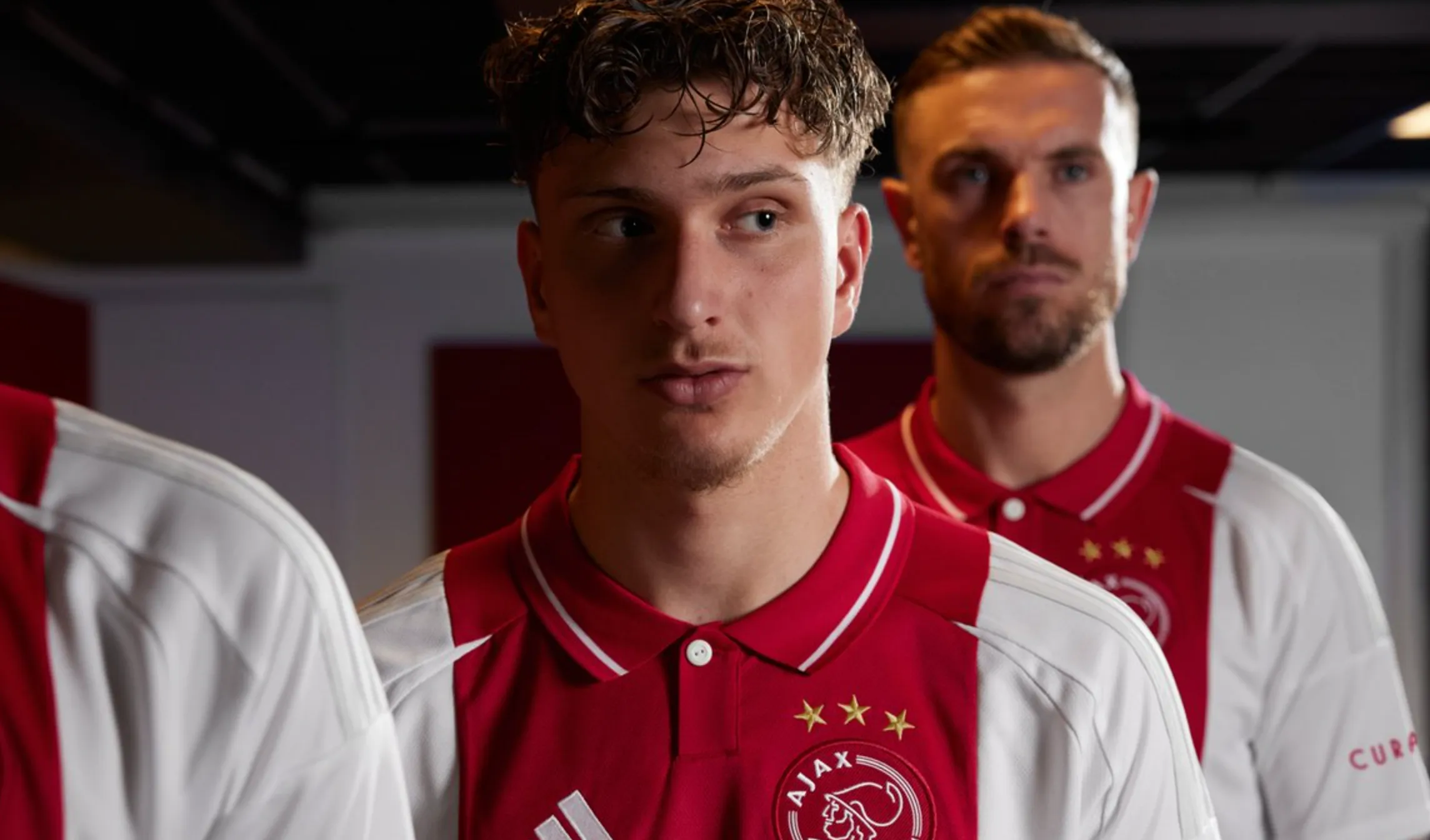 Ajax presenteert nieuw shirt met nostalgisch detail, maar fans zijn niet tevreden: "Ajax onwaardig shirt"