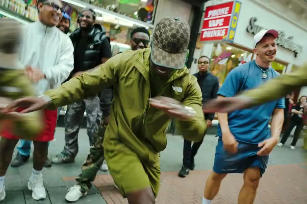 Mensa, SRNO, Young Ellens en TikTokker Anthony Kruijver maken de straten van Amsterdam onveilig in videoclip 'Si Maatje'