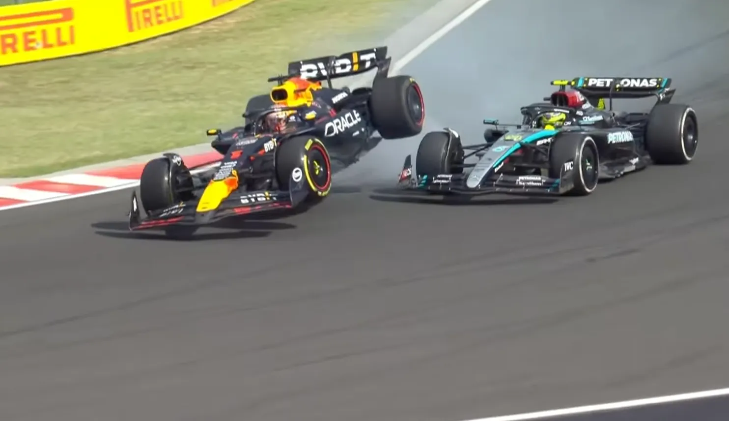 Max Verstappen haalt uit naar Lewis Hamilton na aanrijding, Hamilton reageert op subtiele wijze