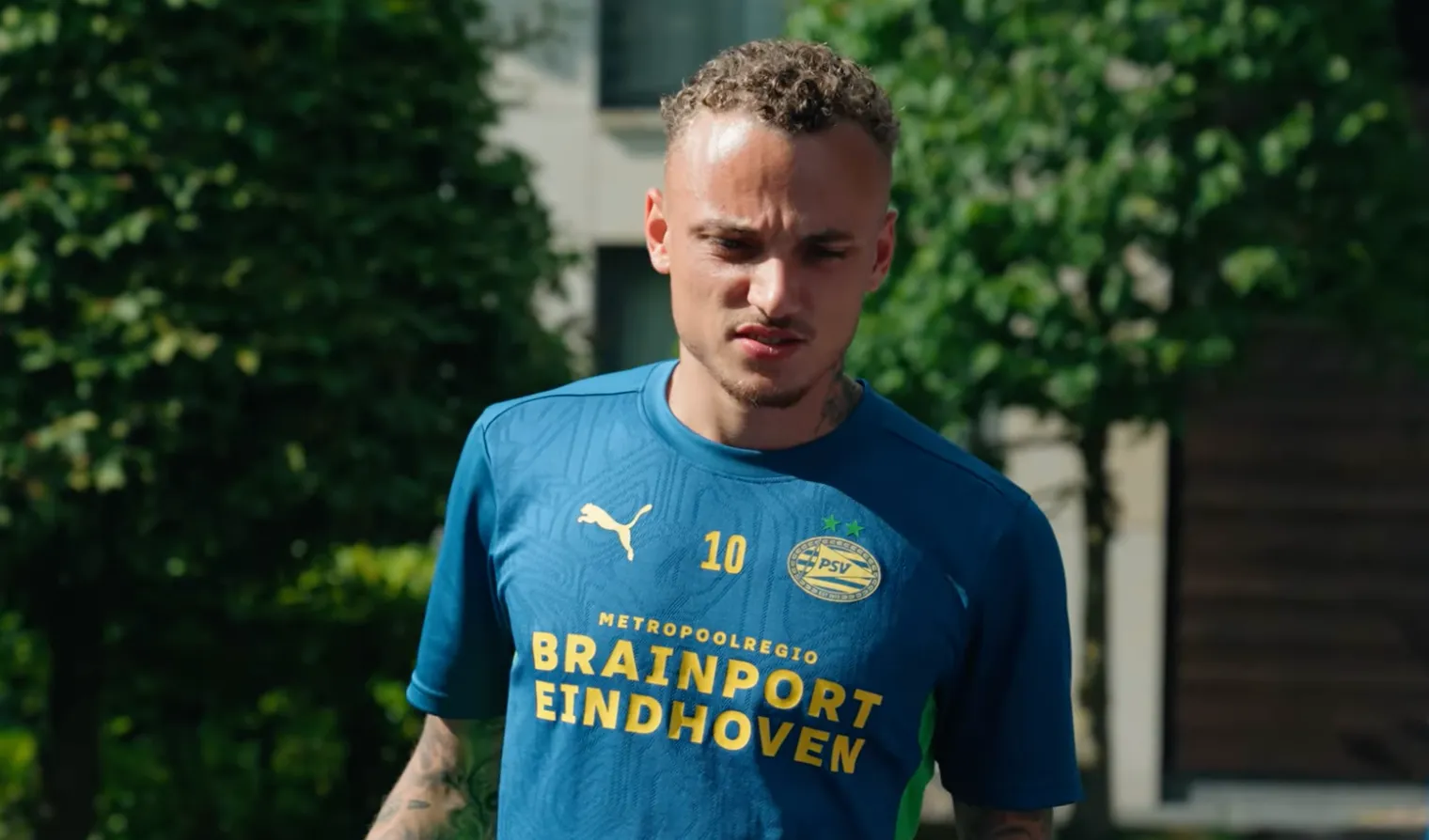 Noa Lang toont verborgen talent, teamgenoot Guus Til weet niet wat hij meemaakt