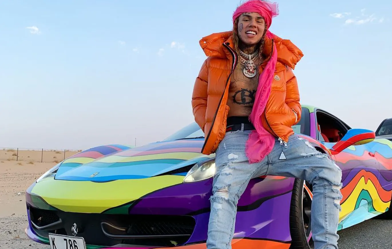 Peperdure auto's van 6ix9ine leveren bij veiling slechts een fractie van zijn miljoenenschuld op