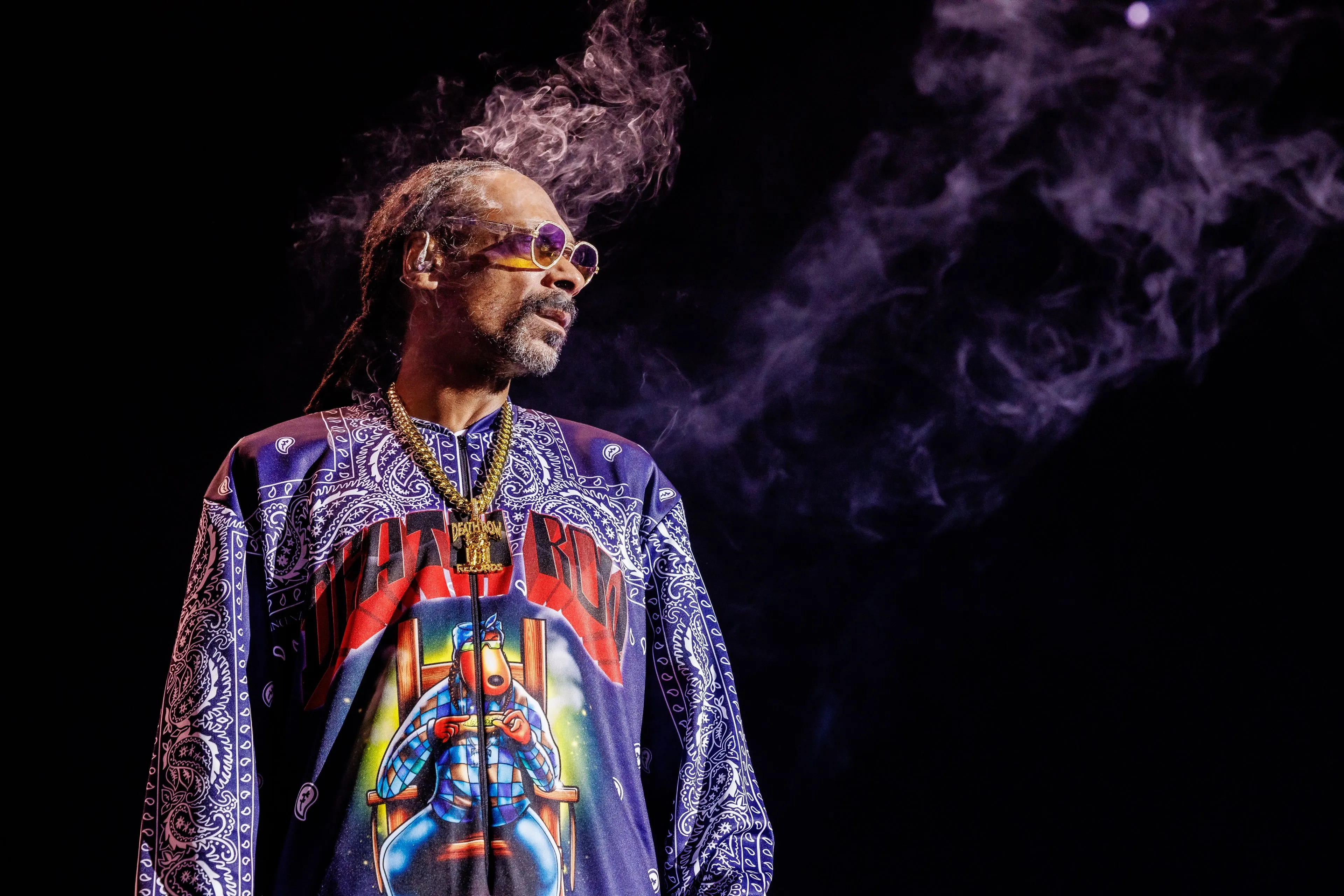 Snoop Dogg opent coffeeshop in Amsterdam en eert Nate Dogg met geniale naam