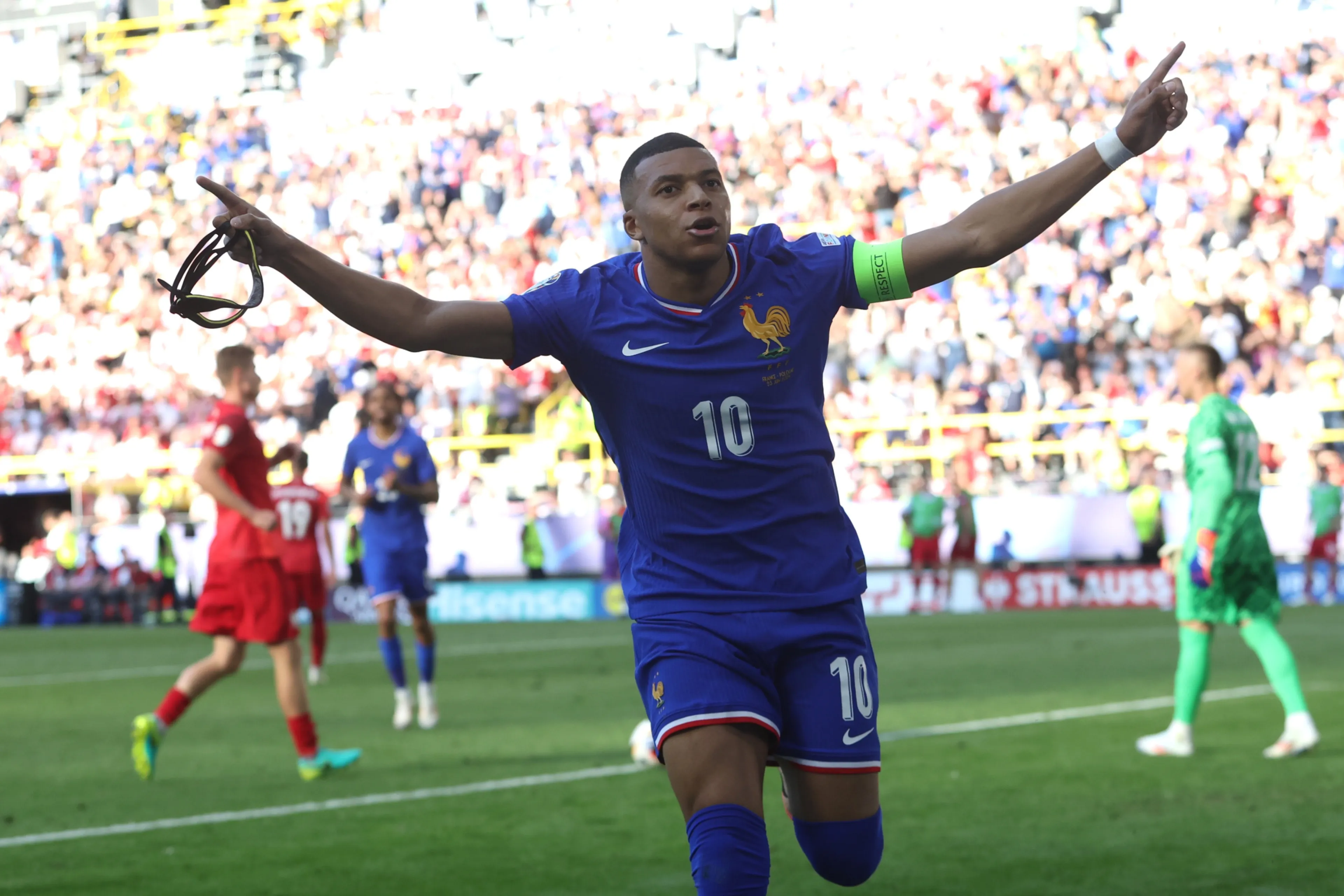 Fans woedend op Mbappé na verbazingwekkende actie in de rust van halve finale tegen Spanje