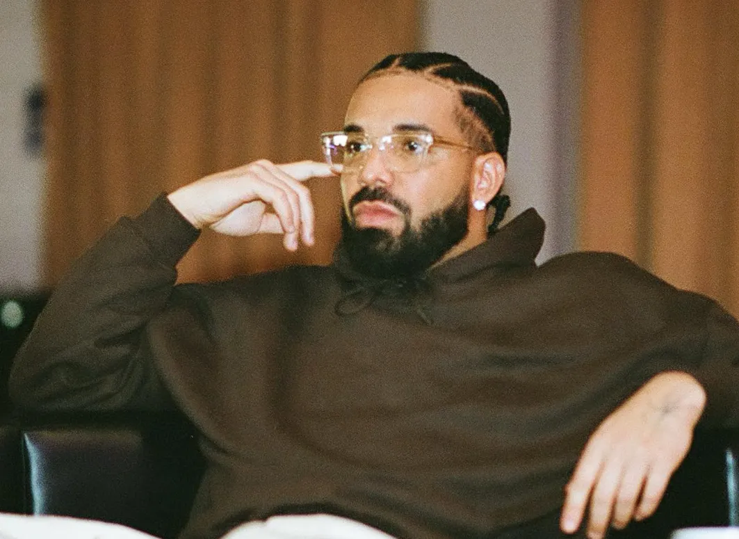 Drake voorkomt dat Serie A voetbalclub failliet gaat en haalt 40 miljoen dollar aan investeringen op