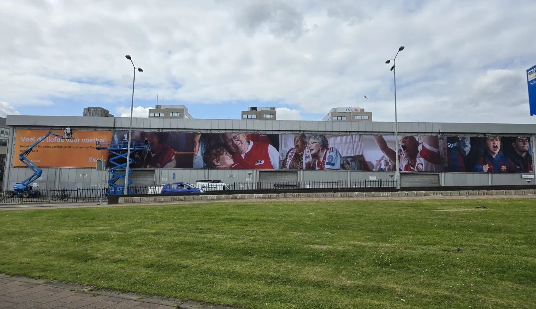 PSV fans bekladden Ziggo banner met Ajax, Feyenoord en AZ in Eindhoven, Ziggo reageert geïrriteerd