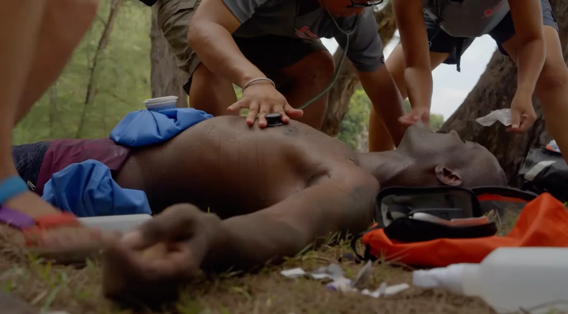 Paniek bij Expeditie Robinson, medisch team moet meteen ingrijpen bij angstige situatie van rapper en acteur Sergio Hasselbaink
