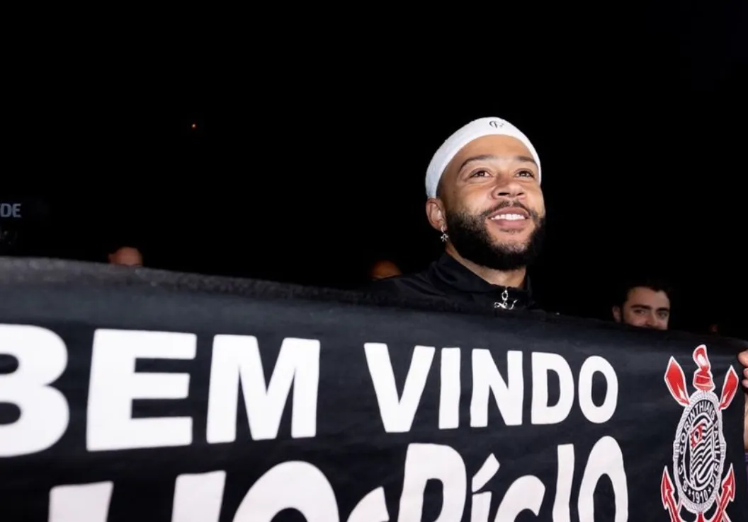 Uitzinnige Braziliaanse fans bezorgen Memphis Depay warm welkom bij zijn nieuwe club Corinthians
