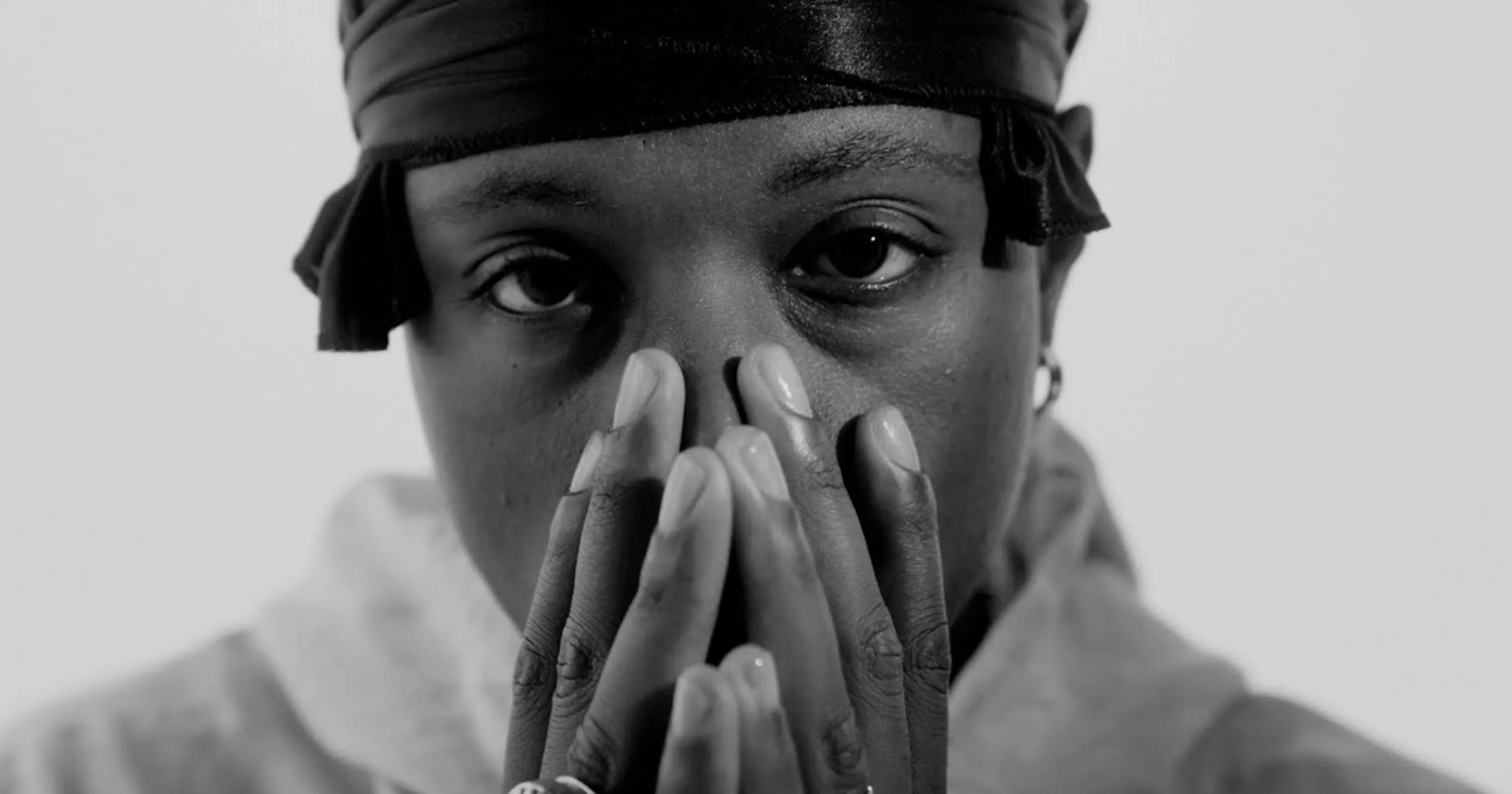 Joey Bada$$ schakelt Chlöe in voor TELL ME video
