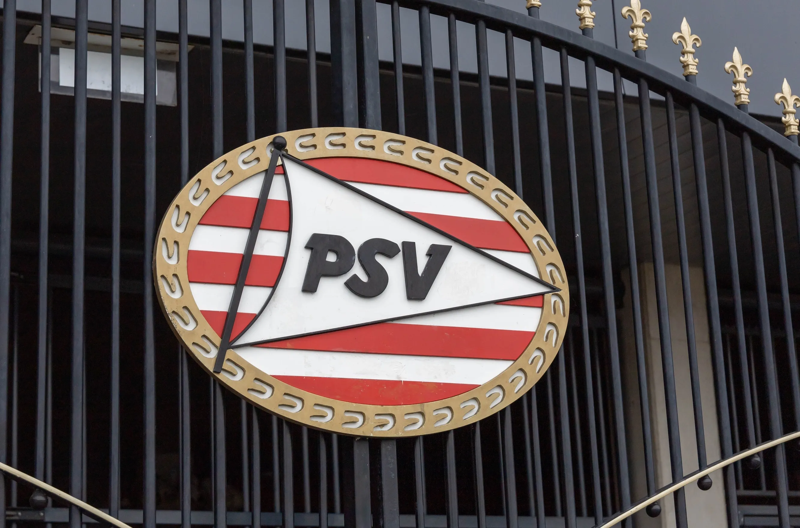 Oud PSV speler baart opzien door op trainingsveld te komen in Ajax-shirt van Quincy Promes