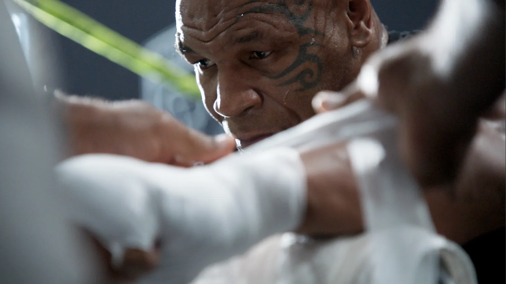 Netflix kondigt driedelige docu aan rondom het gevecht tussen Jake Paul en Mike Tyson en deelt eerste beelden