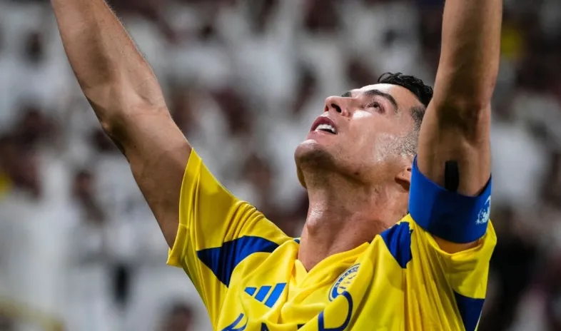 Cristiano Ronaldo laat zich van andere kant zien en brengt emotioneel eerbetoon na goal in Aziatische Champions League