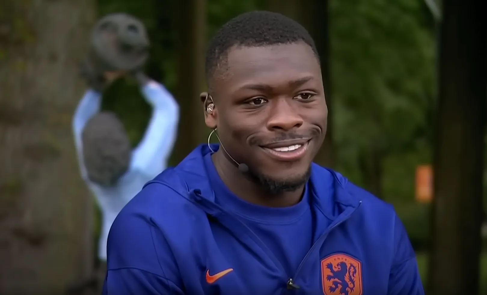 Brian Brobbey haalt zijn schouders op en lacht om kritiek Van Basten: "Hij heeft al vijftig keer hetzelfde over me gezegd."