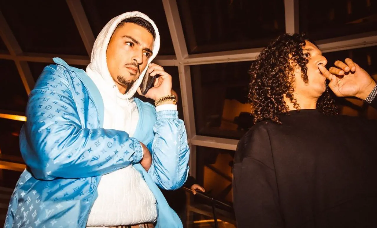 Ali B nog steeds populair en neemt uitgebreid de tijd om op de foto te gaan met fans tijdens Boef show