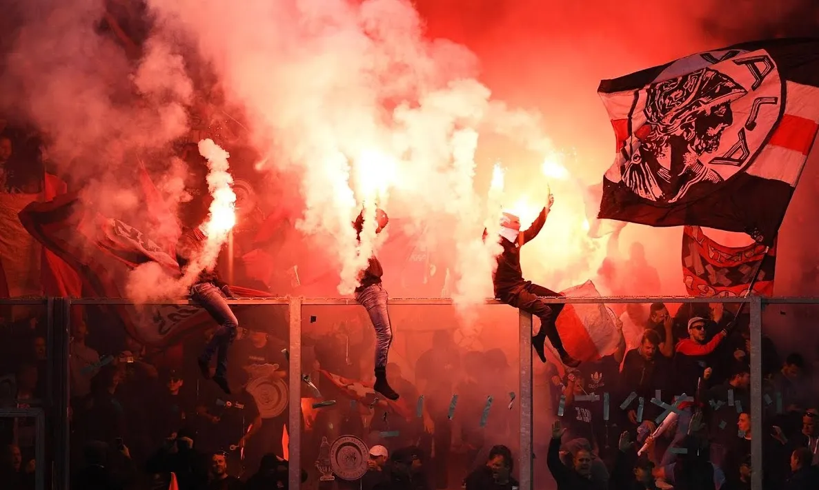 Ajax-supporters die afreizen naar Azerbeidzjan worden gewaarschuwd: "Ik heb daar in de gevangenis gezeten"