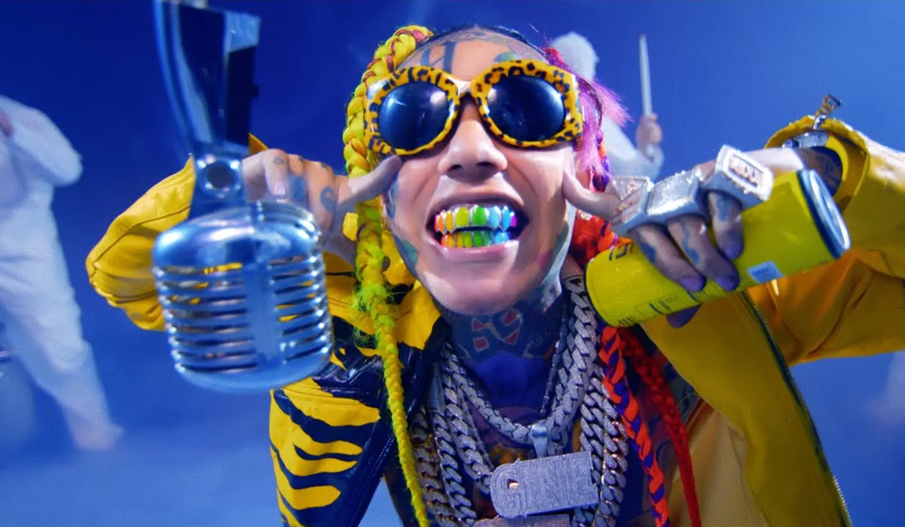 6ix9ine dreigt miljoenendeal te verliezen na arrestatie voor het gebruik van meth tijdens zijn proeftijd
