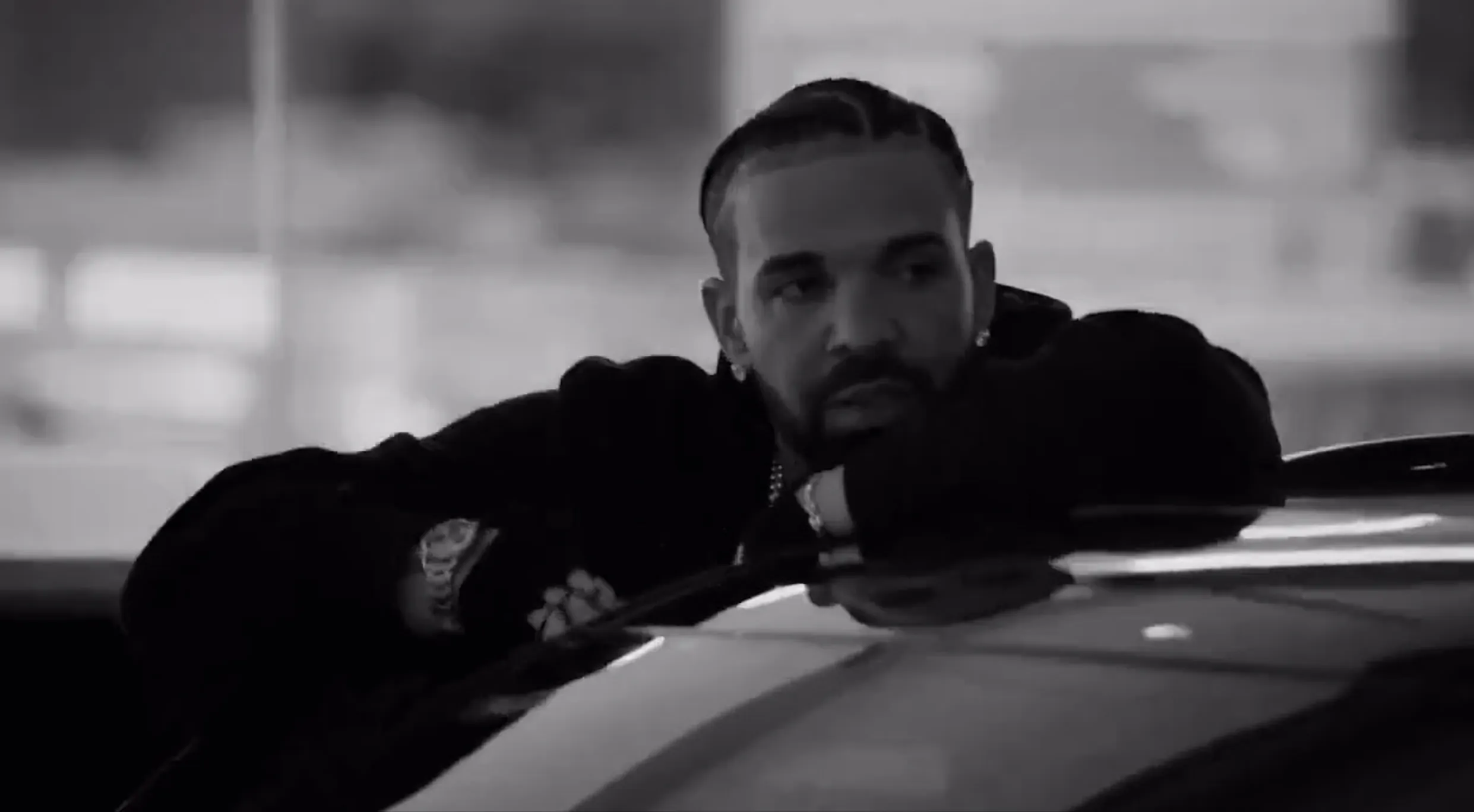 Drake dropt video voor 'No Face' ter promotie van nieuwe OVO collectie