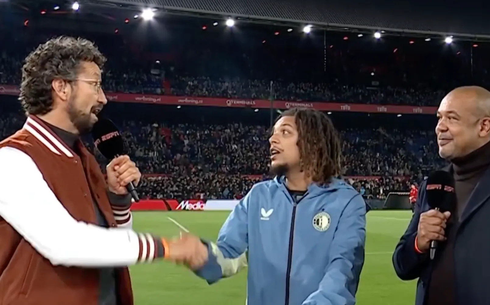Ajax-fan laat taart maken met foto van Ronnie Flex die voorspelde dat Feyenoord met 3-0 zou winnen