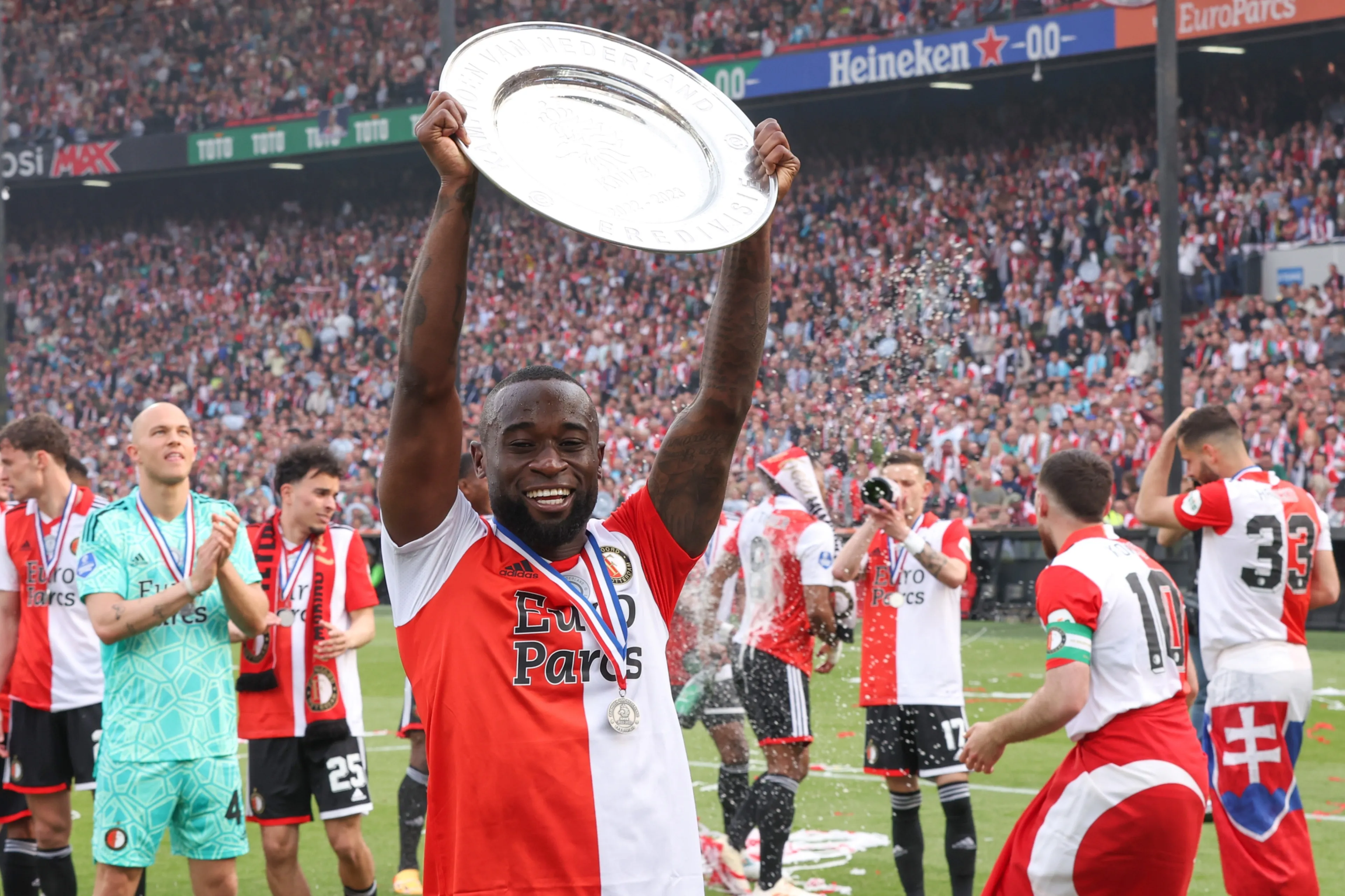 Geertruida weet niet wat ‘m overkomt als hij verrast wordt met het Feyenoord x Banlieue shirt