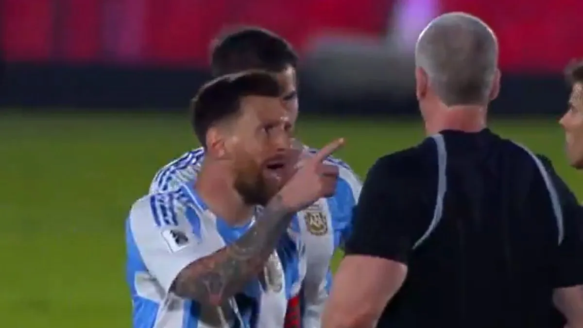 Lionel Messi kan zijn agressie niet inhouden en haalt furieus uit naar scheids tijdens verloren wedstrijd tegen Paraguay