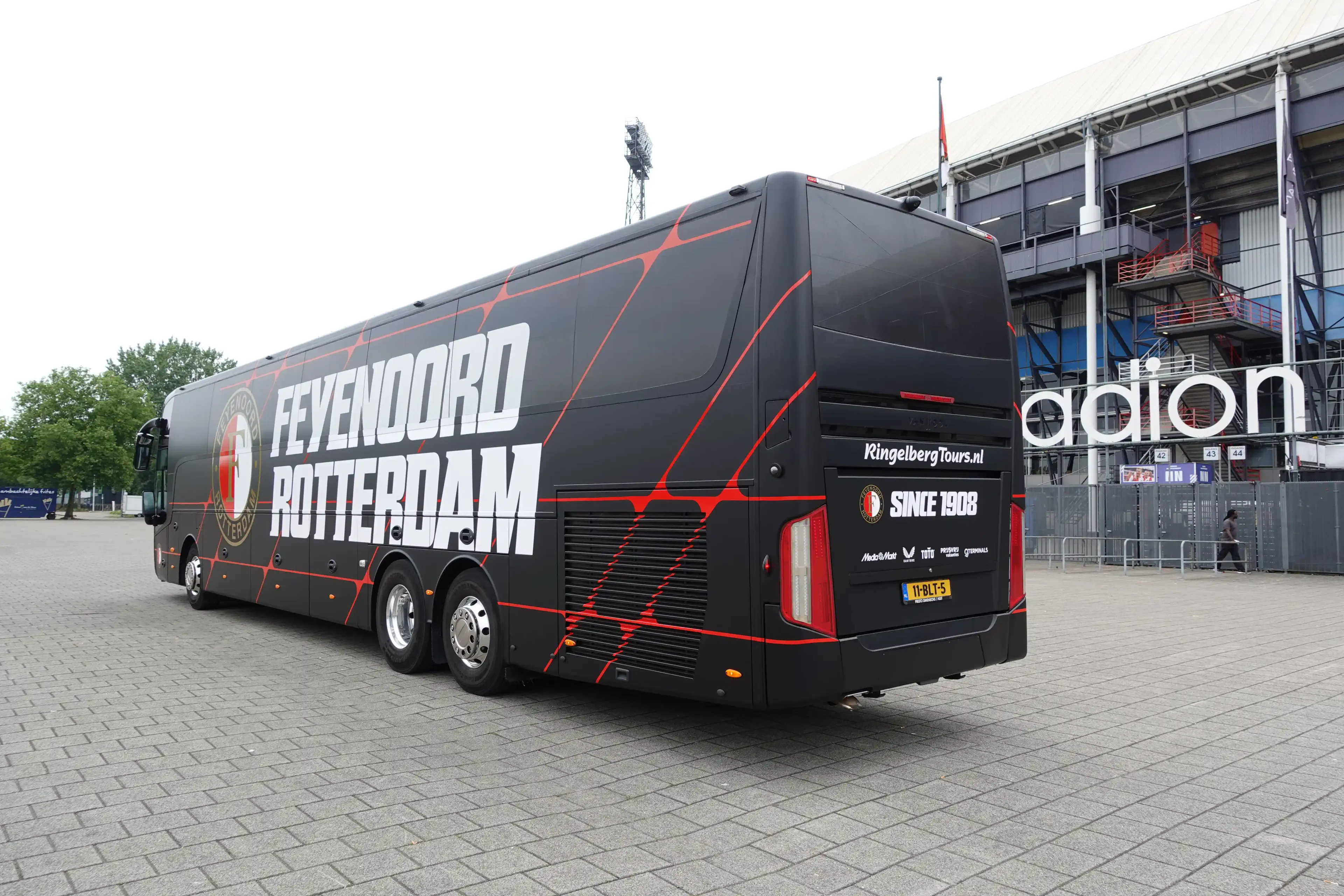 Aanslag gepleegd op de spelersbus van Feyenoord Onder 14, politie arresteert 19-jarige verdachte