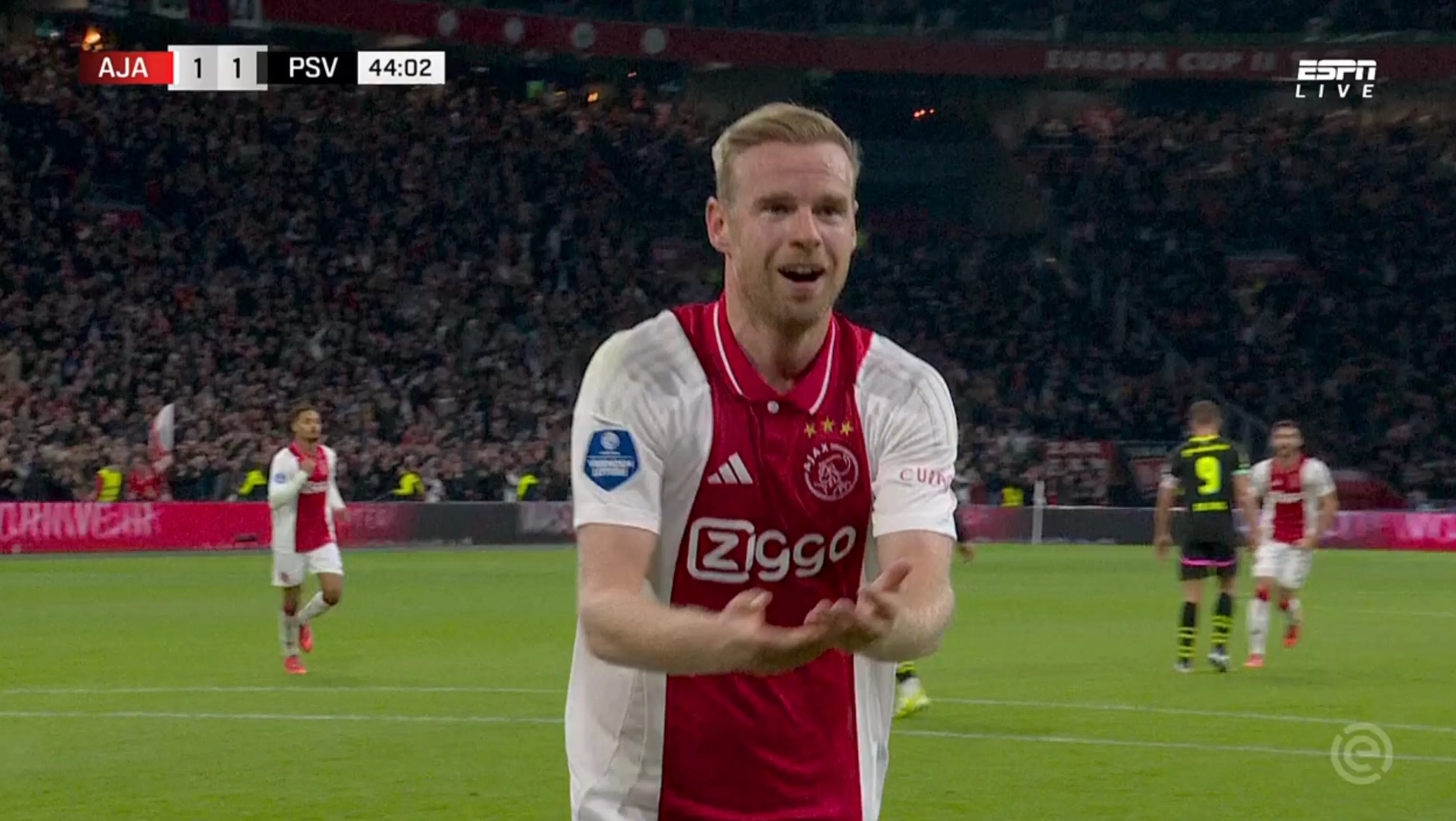 Ajax-speler Davy Klaassen rent tijdens wedstrijd tegen PSV op ballenjongen af met een wel heel speciaal verzoek