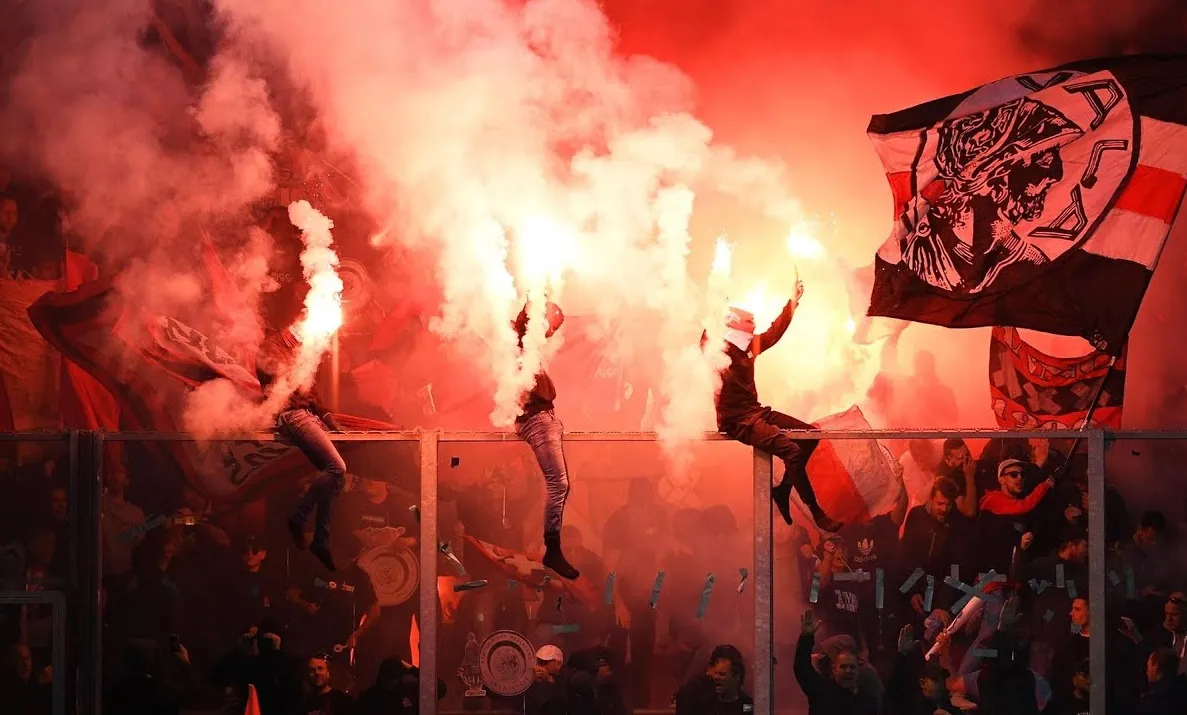Ajax F-side waarschuwt fans met een politieke agenda voor aanstaande donderdag