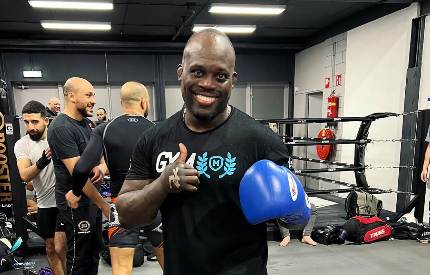 Melvin Manhoef legt aan Remy Bonjasky uit hoe gevecht met Dave Roelvink tot stand gekomen is: "Ik ben Real Madrid, hij is Top Oss"
