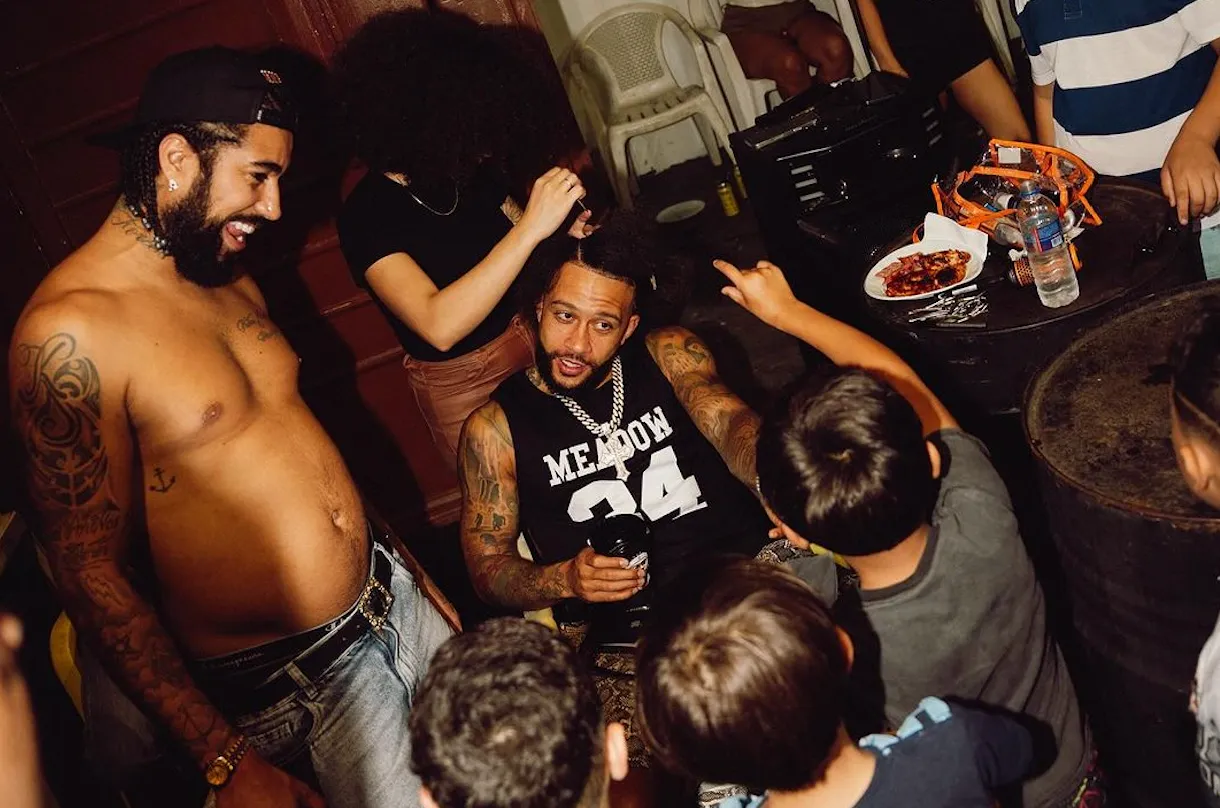 Memphis Depay ontmoet zijn grootste fan die hem van het haar tot de tattoos imiteert