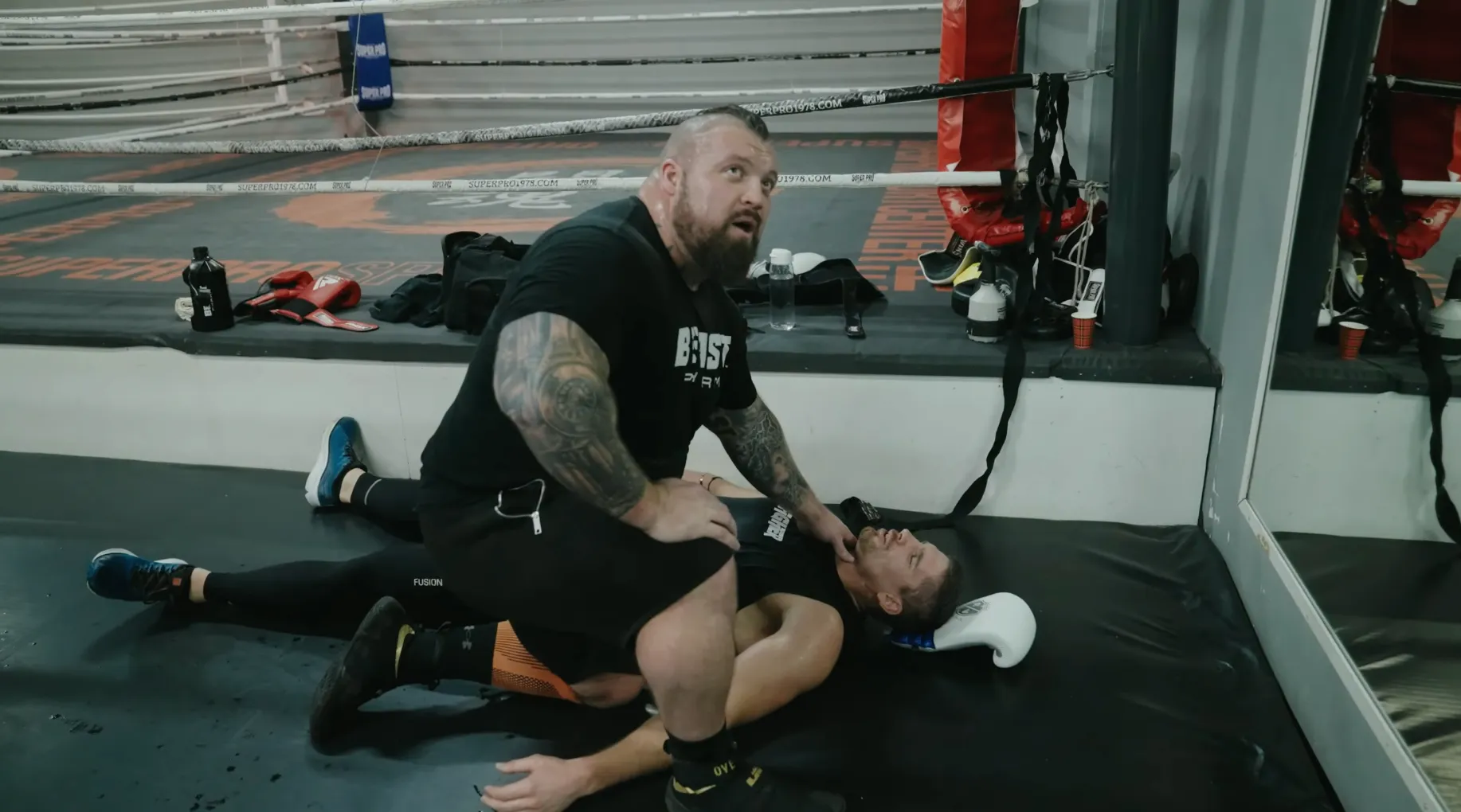 Voormalig sterkste man ter wereld traint dag mee met Rico Verhoeven en gaat neer na genadeloze trap van de kampioen