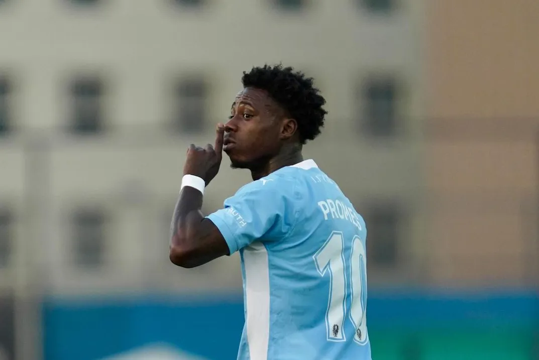 Quincy Promes laat weten dat hij niks te kort komt in Dubai op nieuwe track: “Ze wouden me klemmen, ben pia”