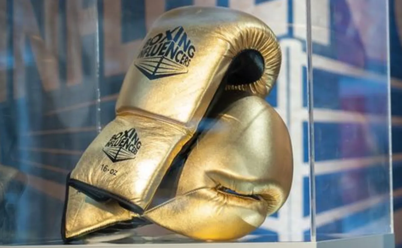 Deelnemer Boxing Influencers breekt rib na keiharde klap en moet afzeggen: "Ging door de grond van de pijn"