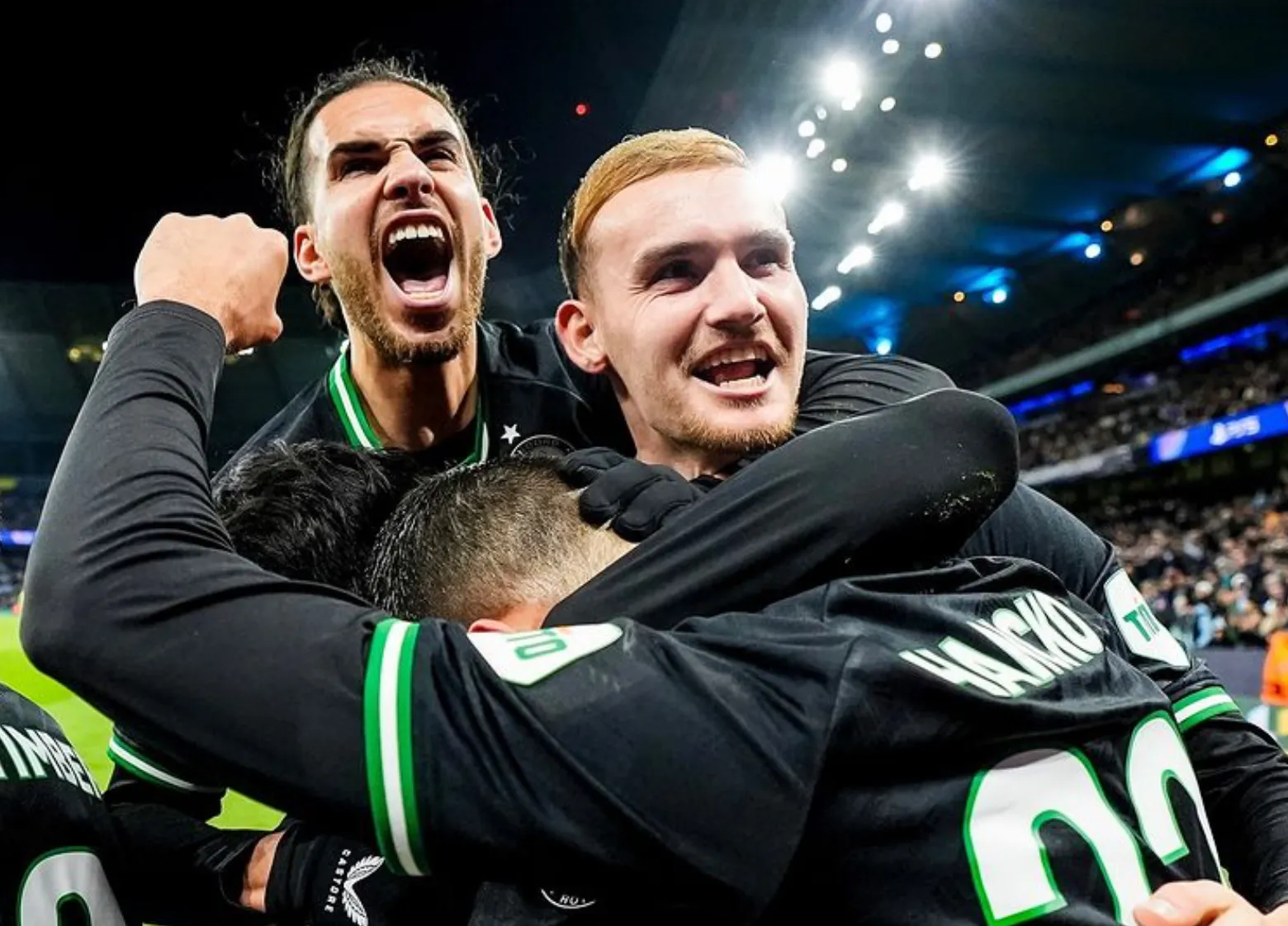 Prachtige beelden laten zien hoe Feyenoord-fans in uitvak helemaal uit hun dak gaan bij de 3-3 tegen Manchester City