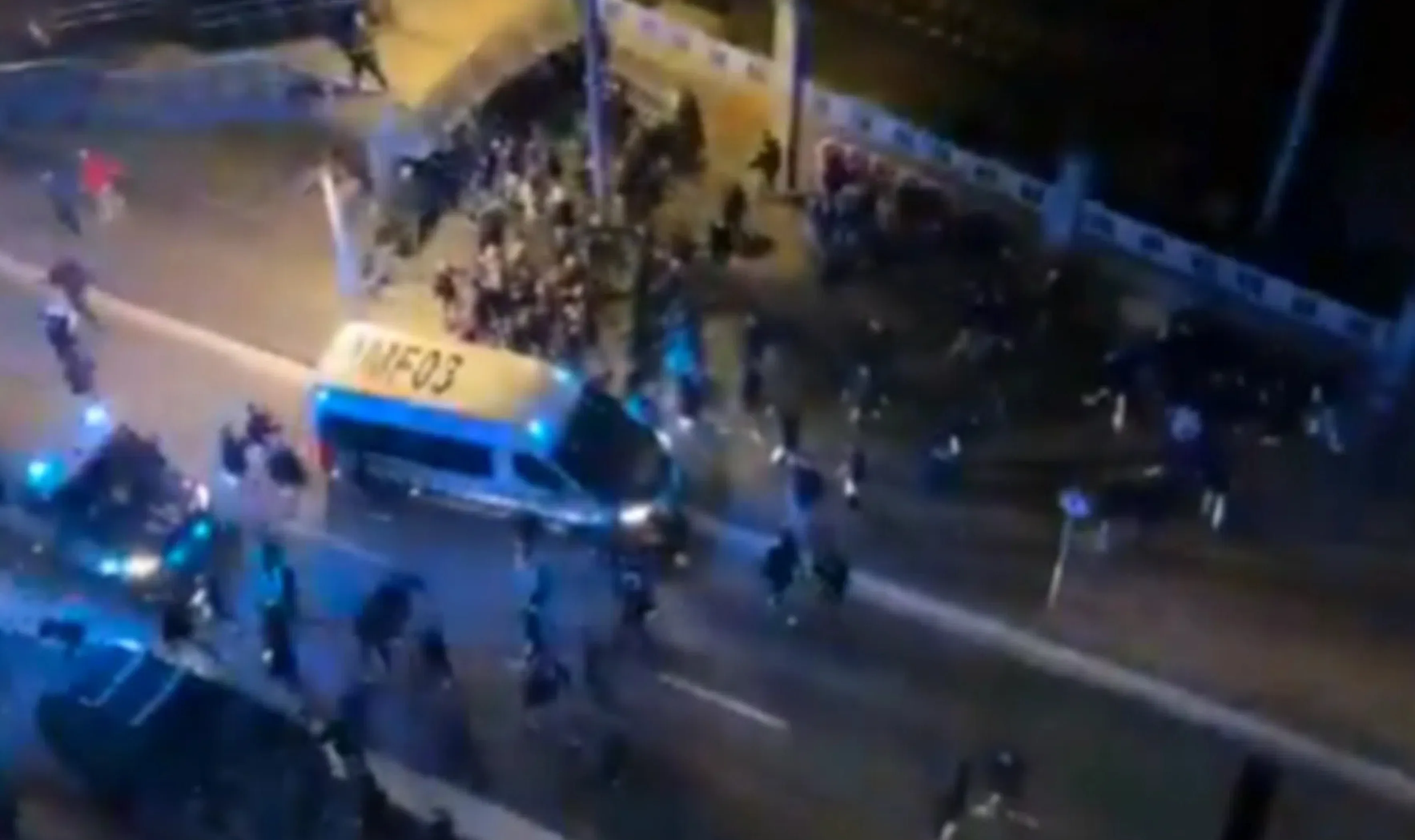 Ajax-fans clashen met Spaanse politie voor Europa League wedstrijd tegen Real Sociedad