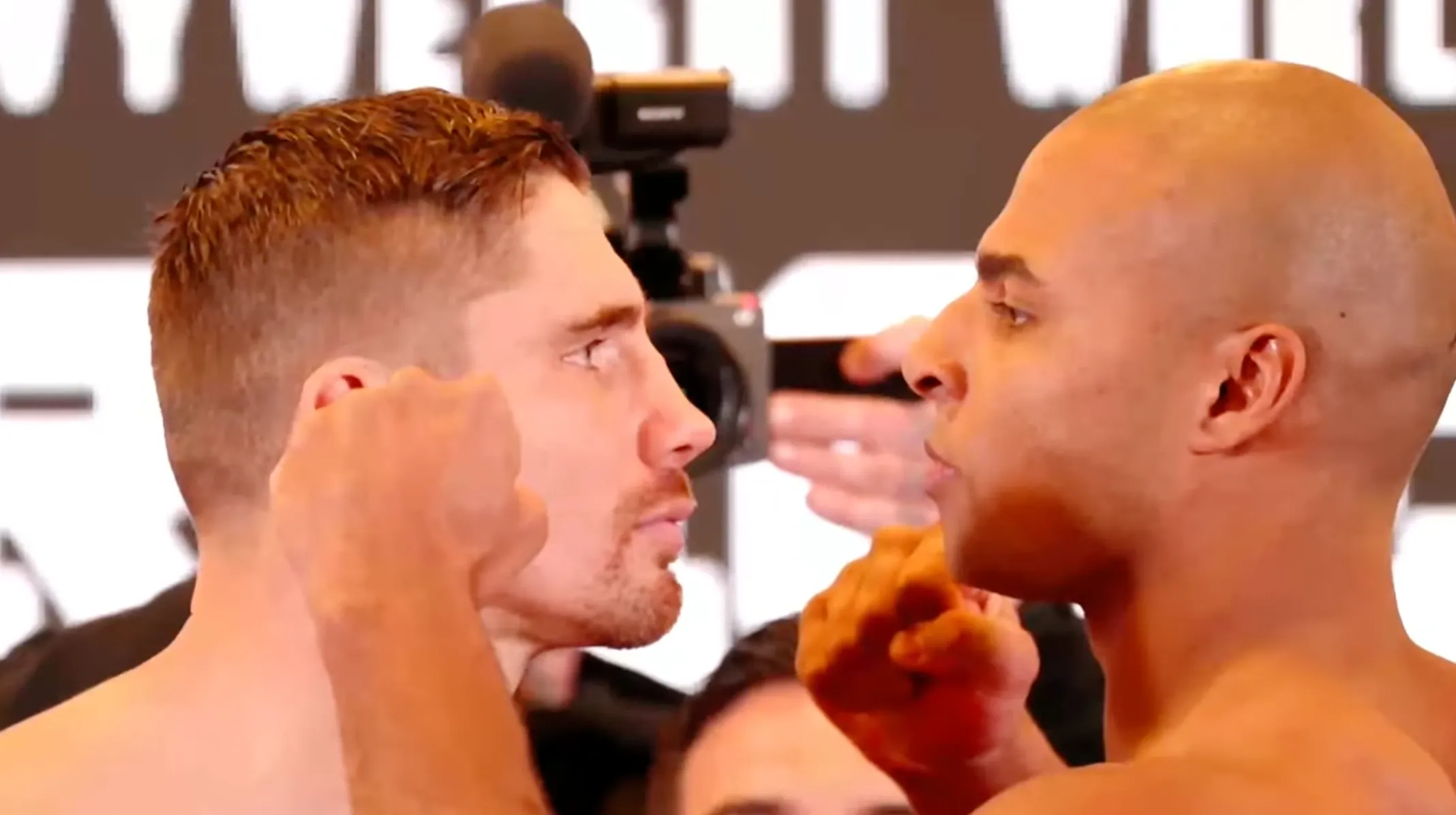Rico Verhoeven neemt pet af voor tegenstander Levi Rigters die afgelopen week zijn vader verloor: "Ik weet wat hij doormaakt"
