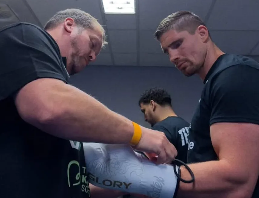 Glory Wereldkampioen is de praatjes van Rico Verhoeven zat en daagt hem uit: “You talk too much”