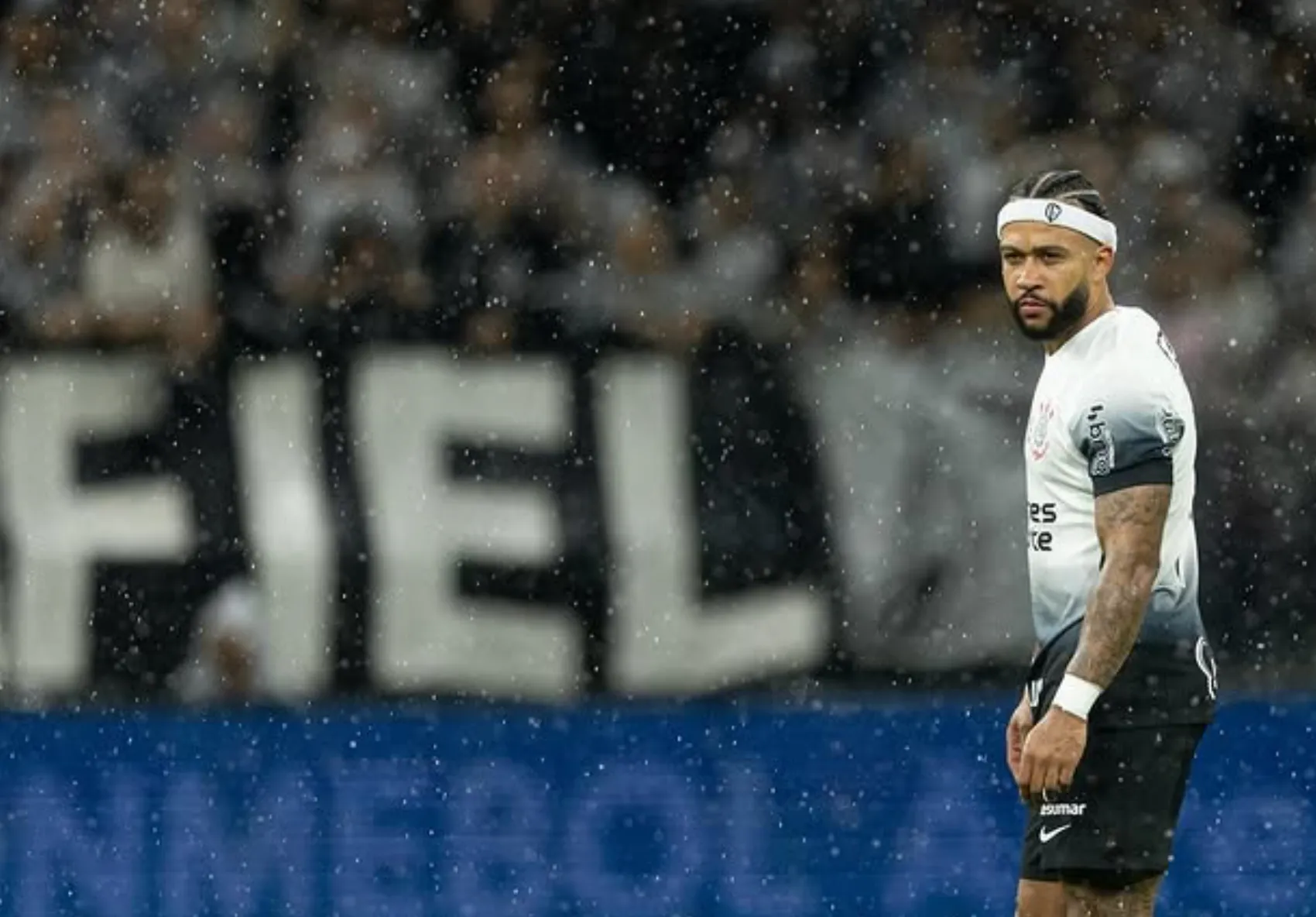 Memphis Depay bij de keel gegrepen door keeper en neemt revanche met spectaculaire omhaal