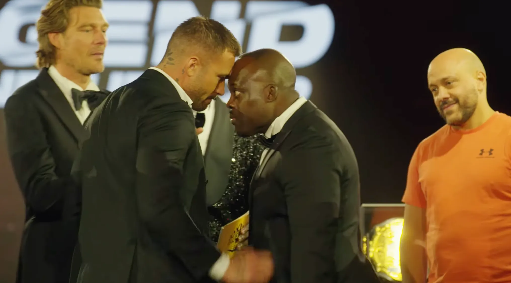 Dave Roelvink gaat verhaal halen bij Melvin Manhoef na psychologisch spelletje in aanloop naar gevecht