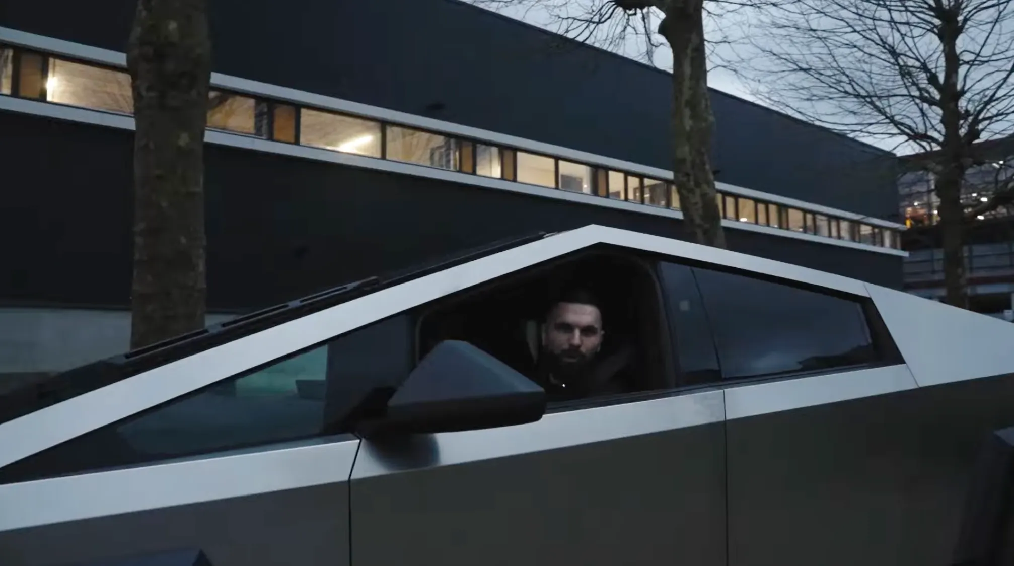 Kosso koopt eerste Cybertruck in Nederland: “Dat ding is spuuglelijk”