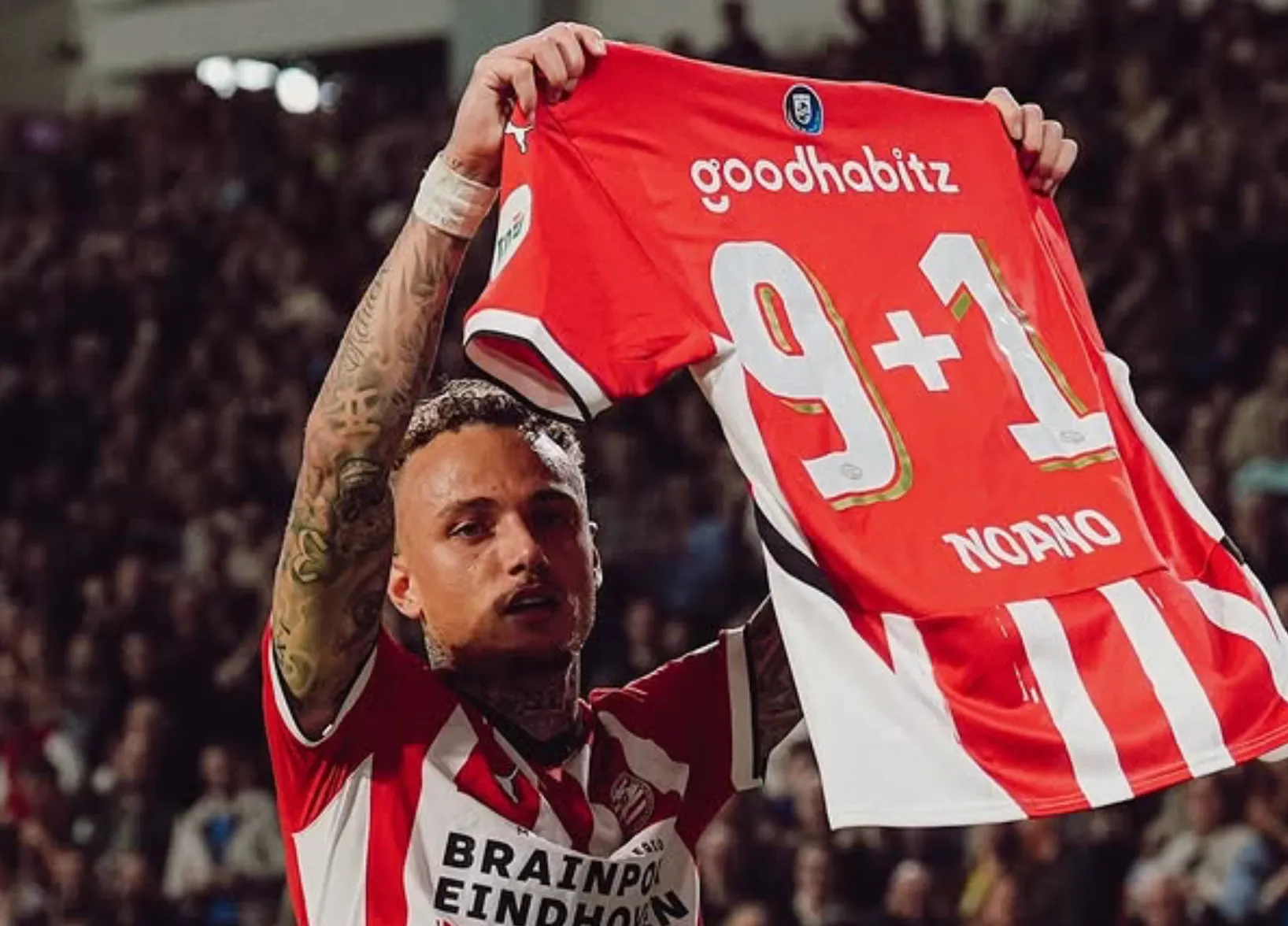 Noa Lang reageert op zure PSV-fan die hem arrogant noemt na het behalen van zijn tweede gouden plaat