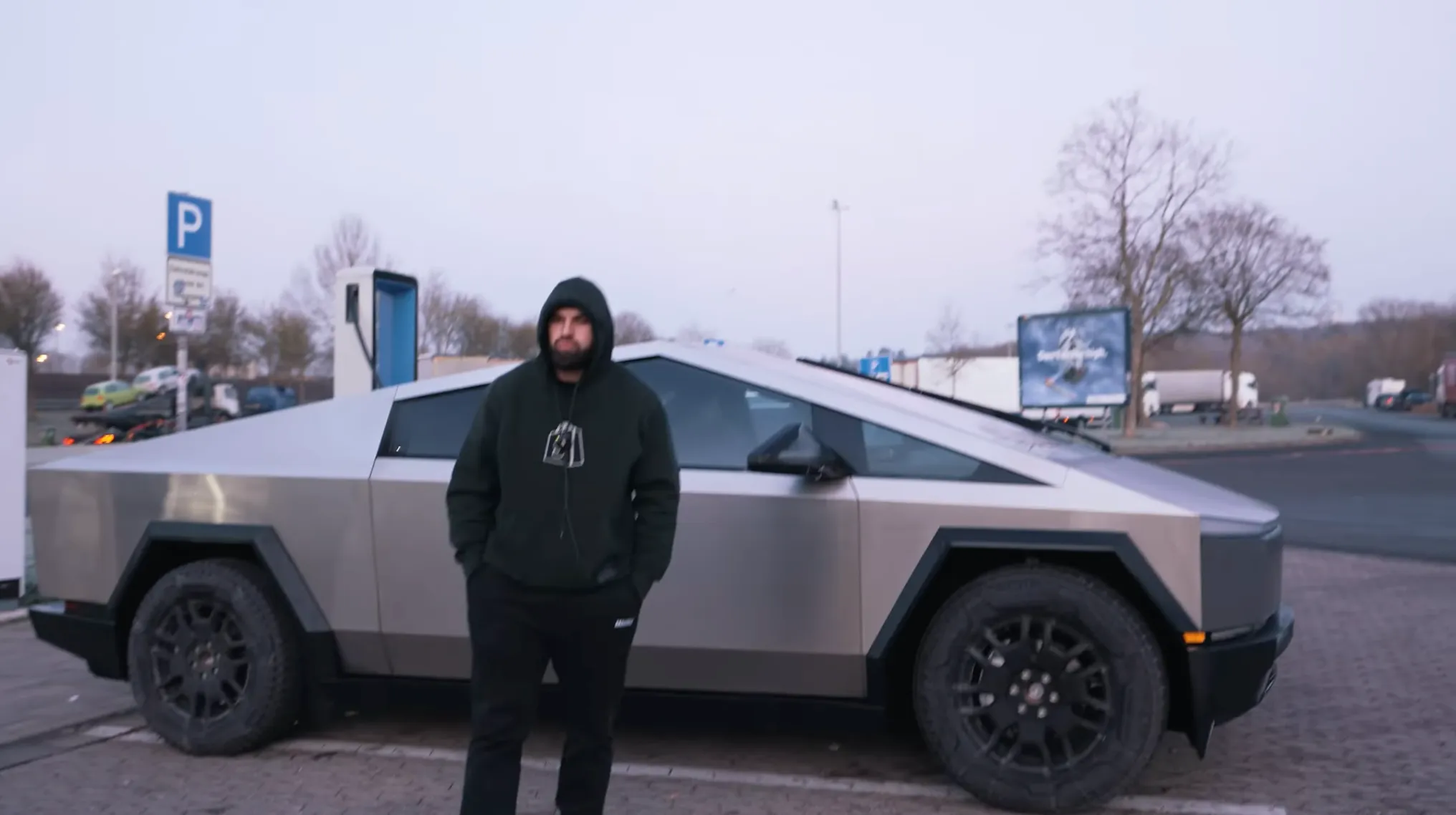 Kosso ging naar Albanië om te proberen zijn Cybertruck op kenteken te krijgen: "De haat van mensen vind ik jammer"