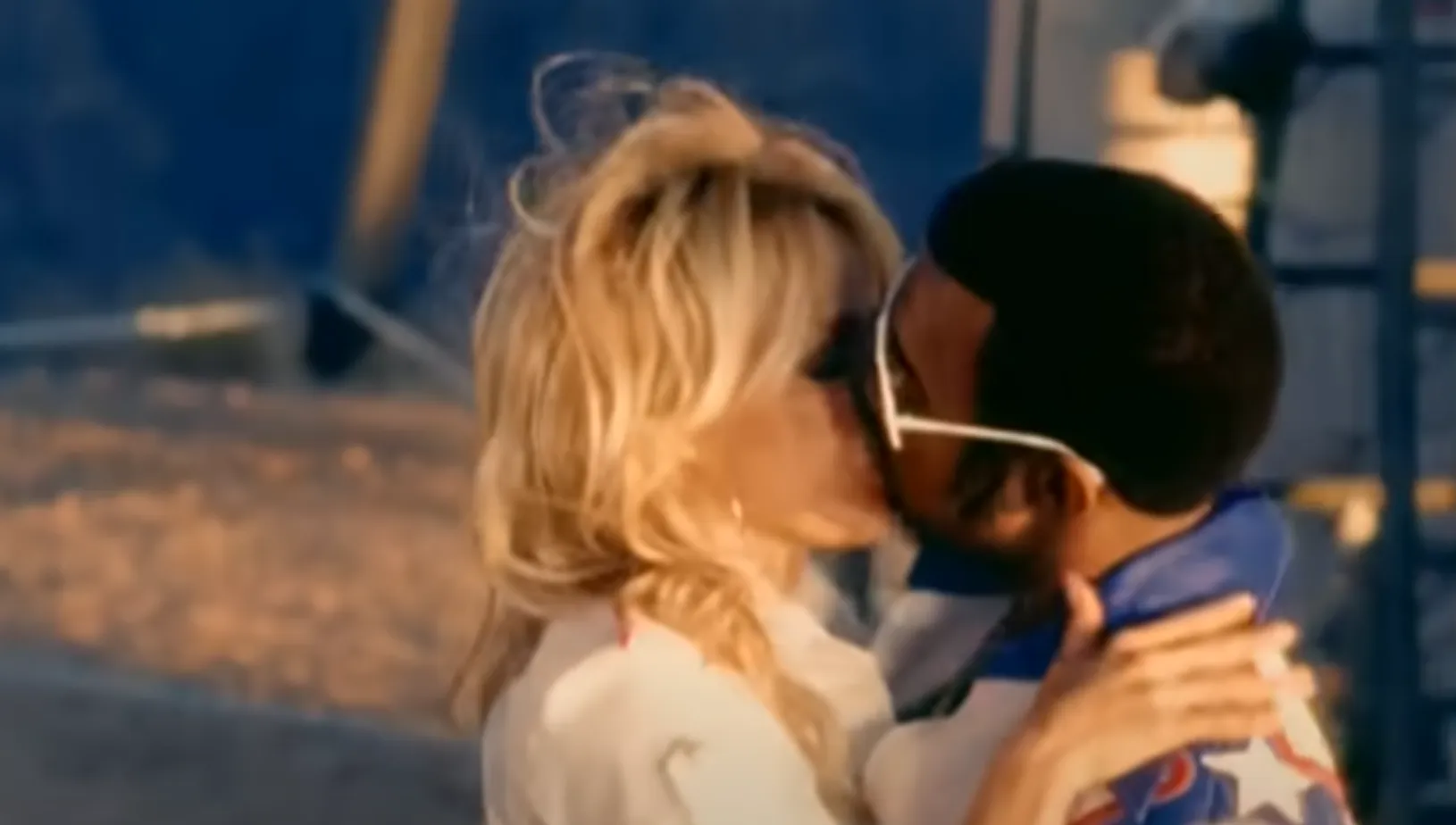 Kanye West shockeert fans met NSFW video van Pamela Anderson en Hugh Hefner