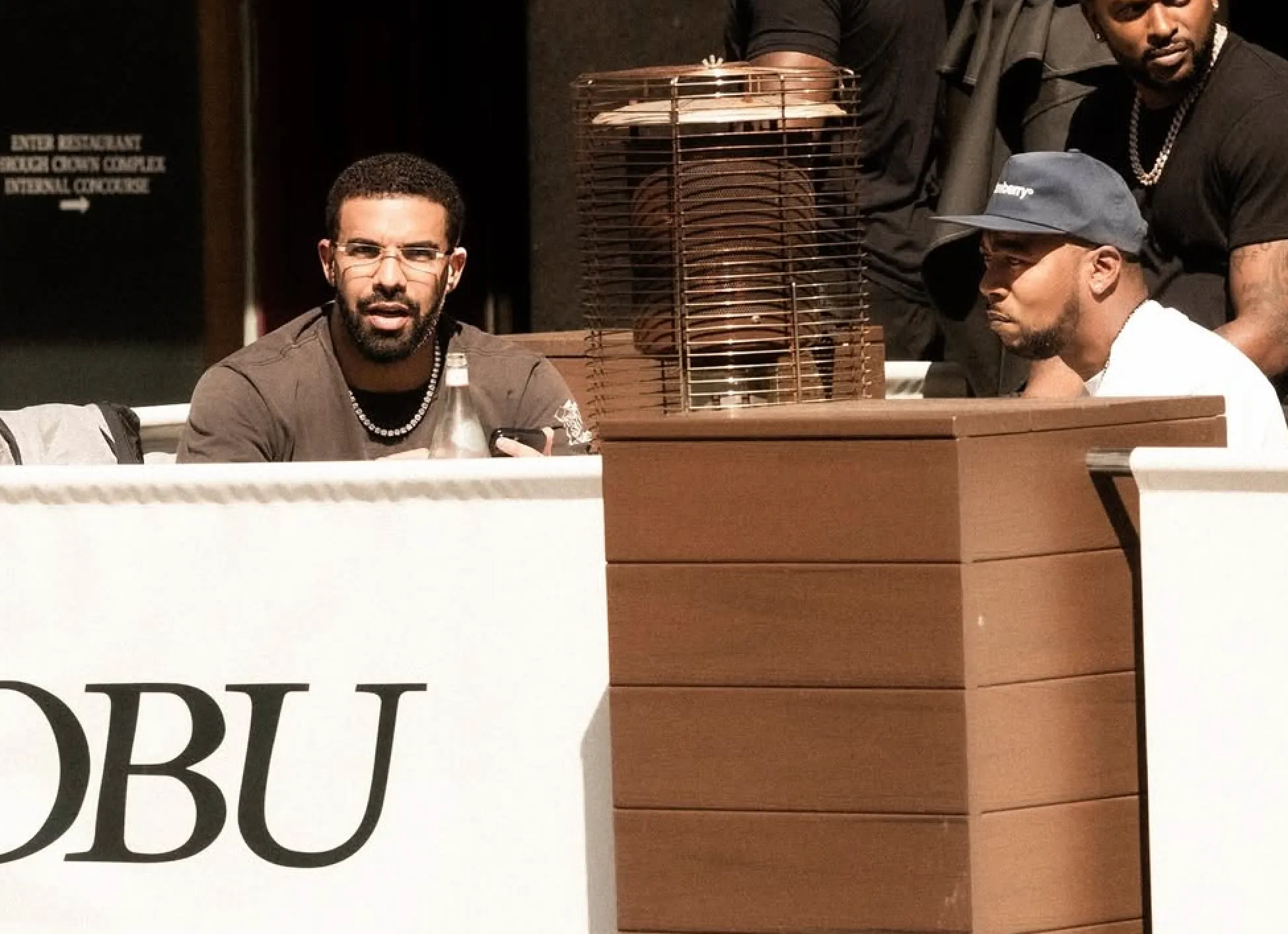 Drake gaat bijna in de fout als hij een bewaakster probeert te versieren tijdens concert in Australië