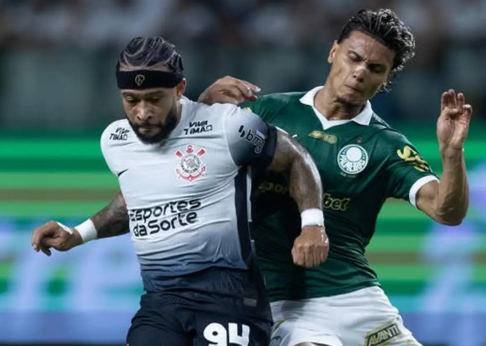 Beelden van Memphis Depay gaan de wereld over waarin hij Braziliaanse voetballer van Palmeiras met een Panna vernedert