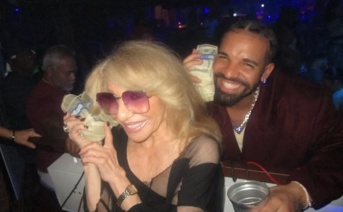 Drake doet gender reveal voor zwangere fan tijdens zijn show en geeft haar 50 duizend dollar