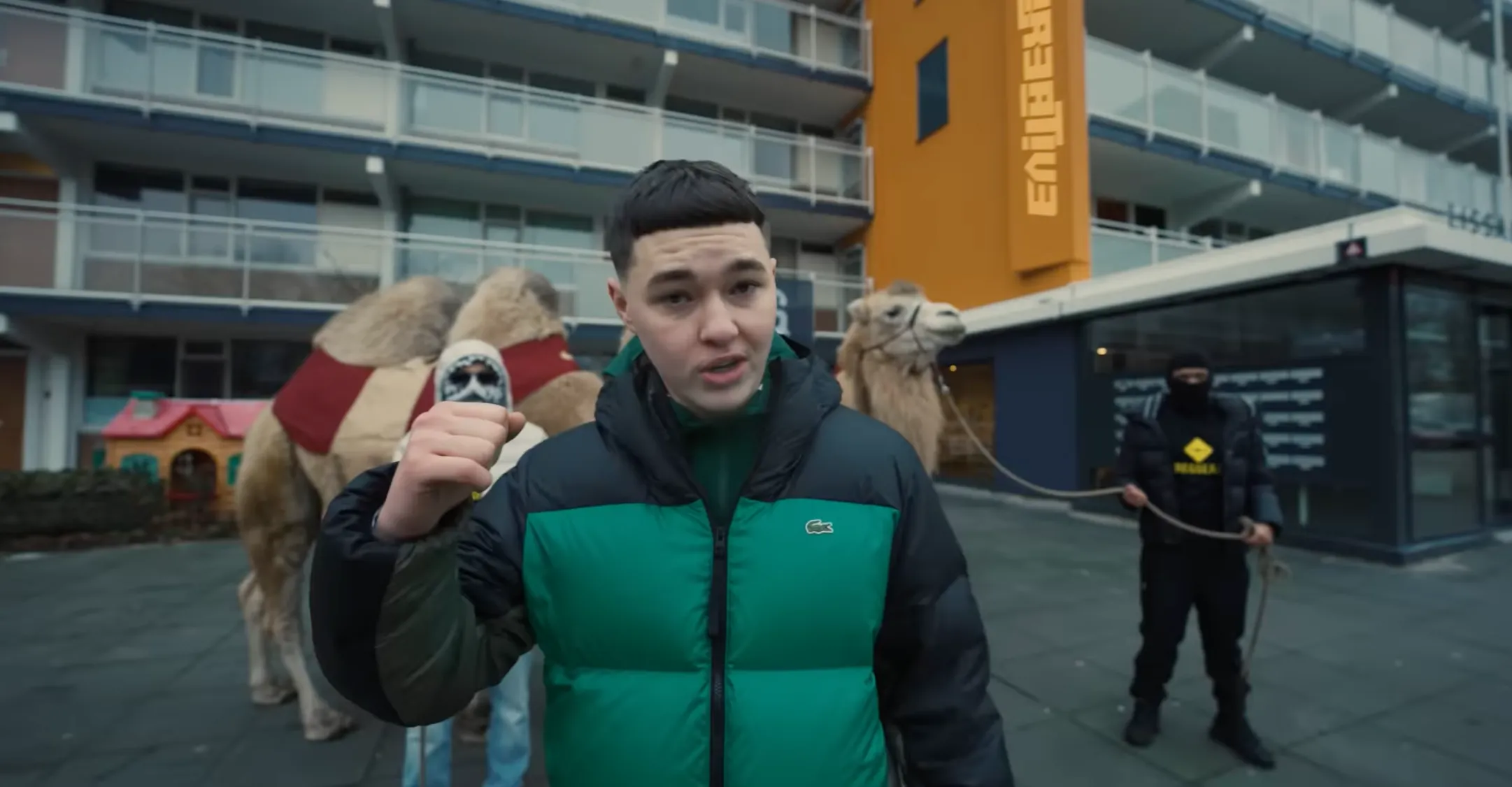 Gregossan haalt twee kamelen naar de buurt voor Bandito video