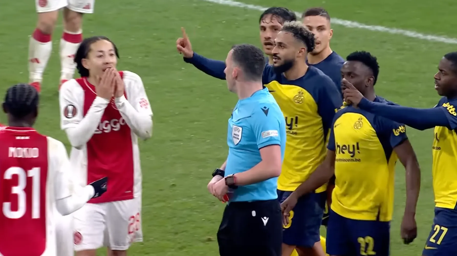 Union Sint-Gillis speler toont schade die Ajax-keeper Pasveer veroorzaakte aan zijn gezicht, Belgen voelen zich bestolen