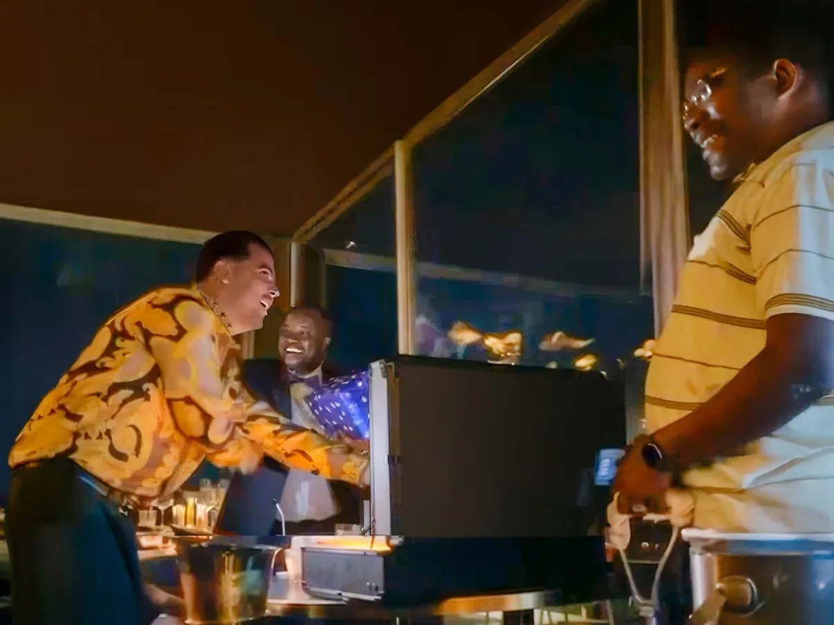 Topambtenaar Sierra Leone ontslagen nadat hij feestend te zien is met beruchte crimineel Bolle Jos