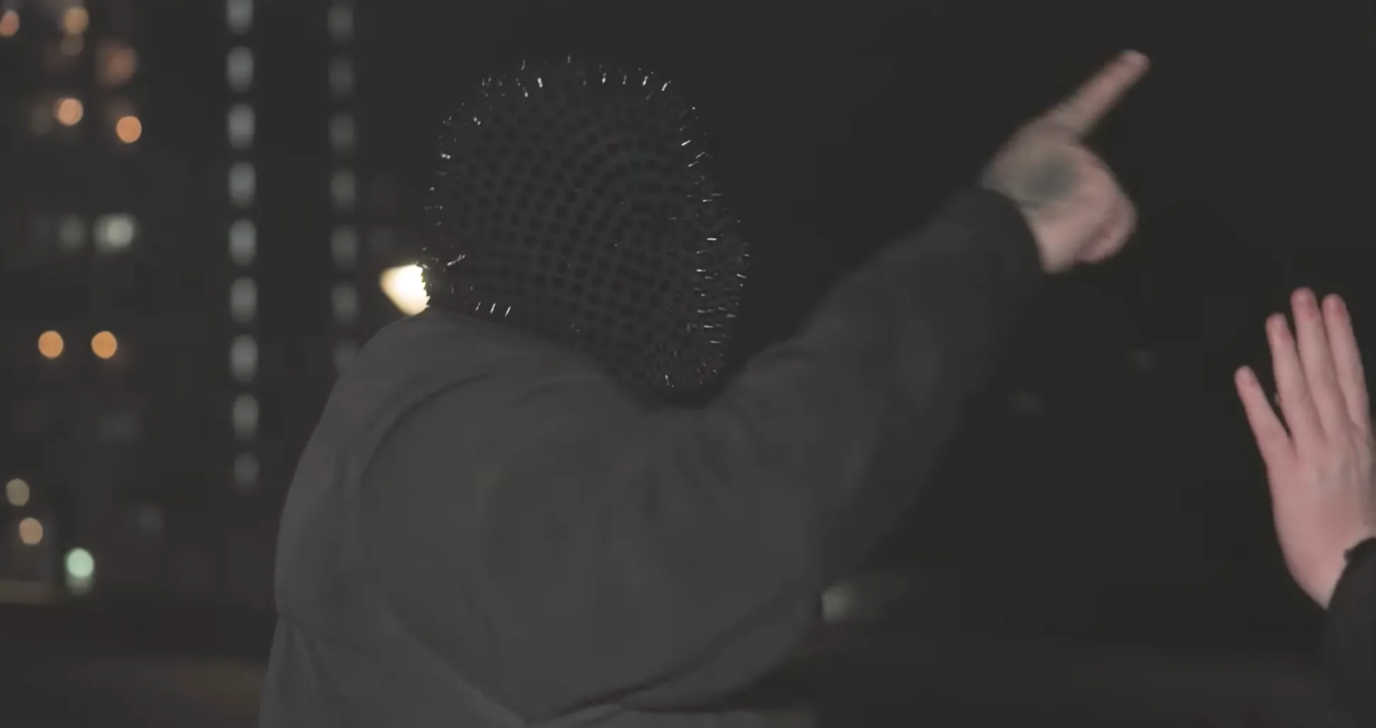 Temptation Island deelnemer in 'Kanye'-masker valt Tim Hofman aan tijdens BOOS aflevering: "Deze keer ga je anders eindigen"