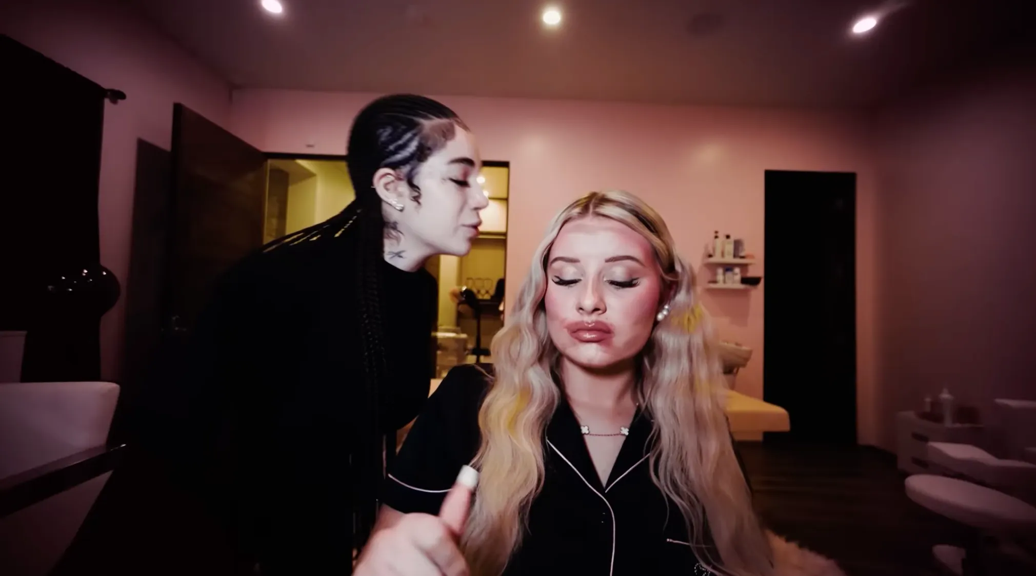 Bhad Bhabie ontvoert Alabama Barker look-a-like in video van derde disstrack OG Crashout